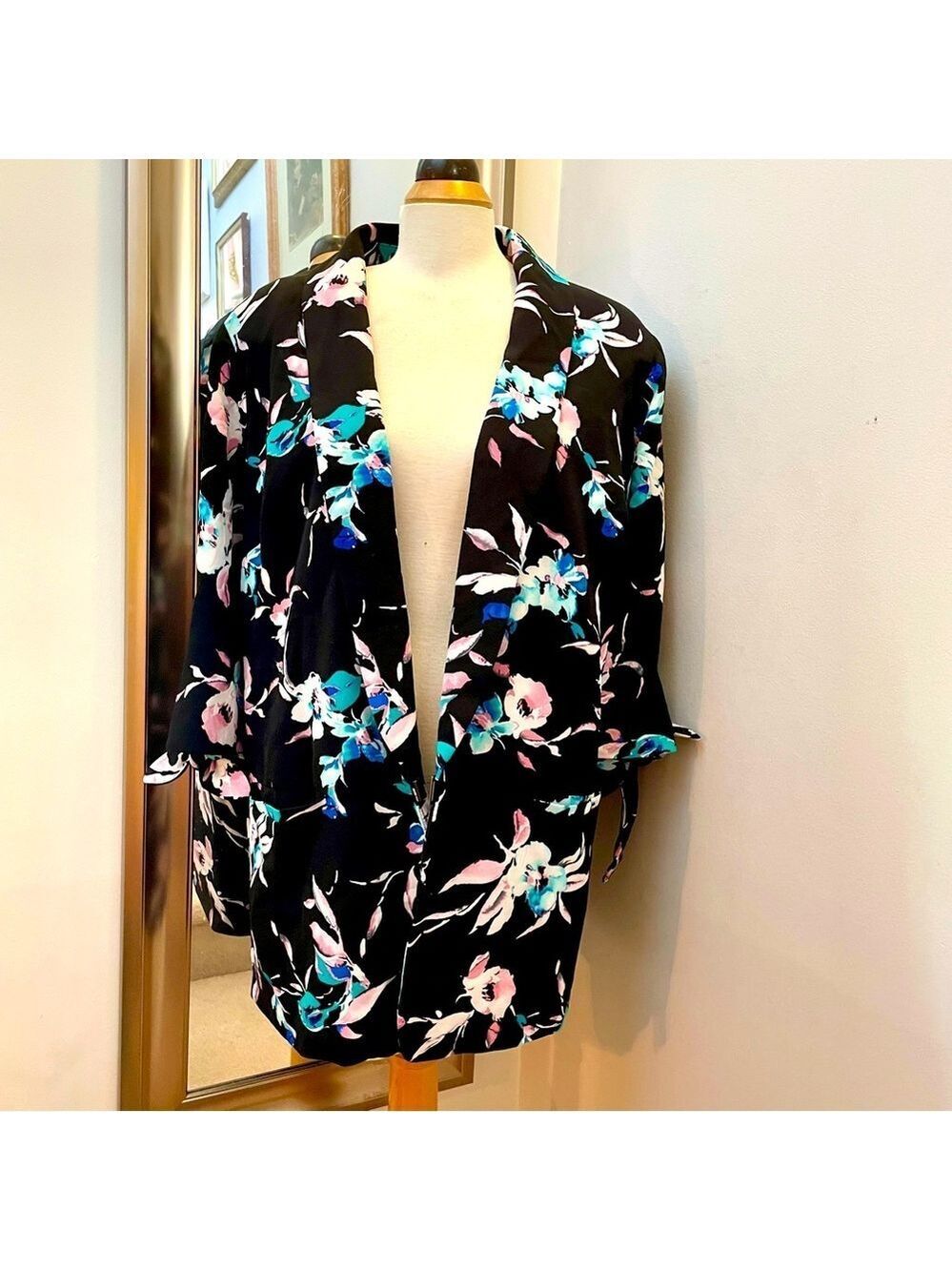 Lane Bryant floral blazer with pockets & hook closure. Size 22/24.